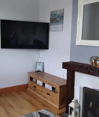 Cheerful Three Bedroom Country