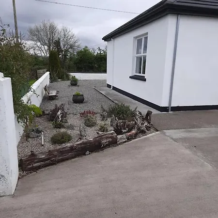 Cheerful Three Bedroom Country