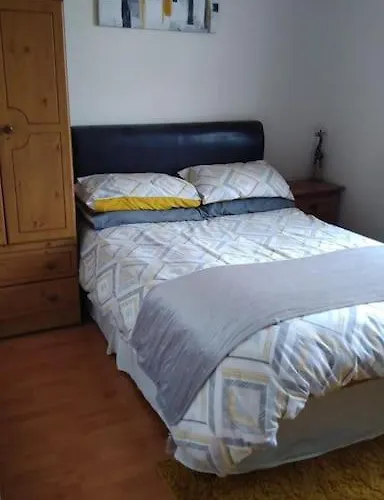 Cheerful Three Bedroom Country Semesterbostad *