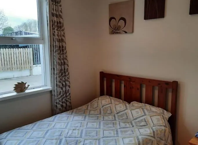 Semesterbostad Cheerful Three Bedroom Country Ballina (Mayo)